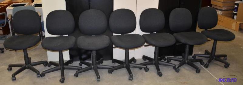 lot 95 image: 7 matching office chairs...