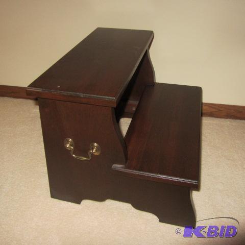 lot 10 image: Wood Bed Step Stool