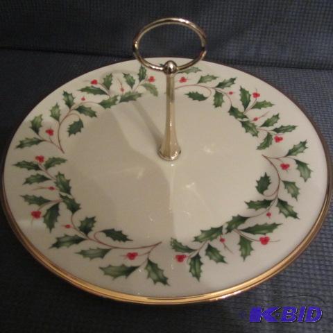 lot 102 image: Lenox Holiday Tray