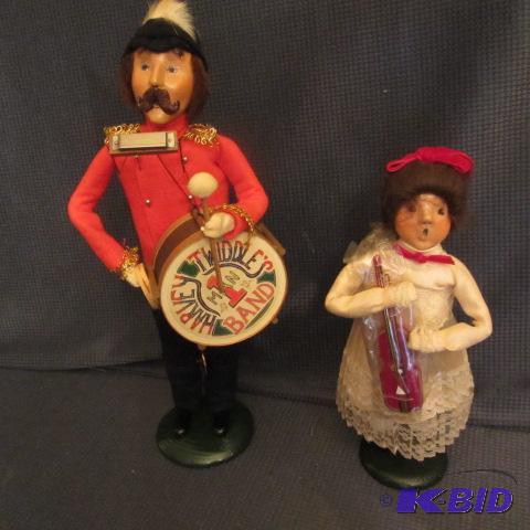 lot 195 image: Carolers, Byers Choice