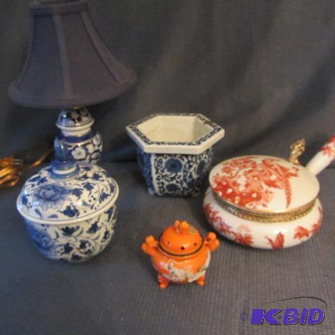 lot 277 image: Cobalt & White Porcelain