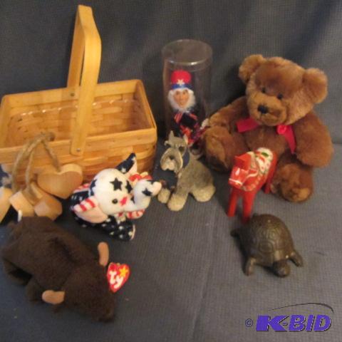 lot 280 image: Dala Horse, Frog, Bear, Beanies