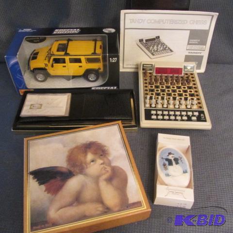 lot 289 image: Maisto Hummer, Wallets, Chess