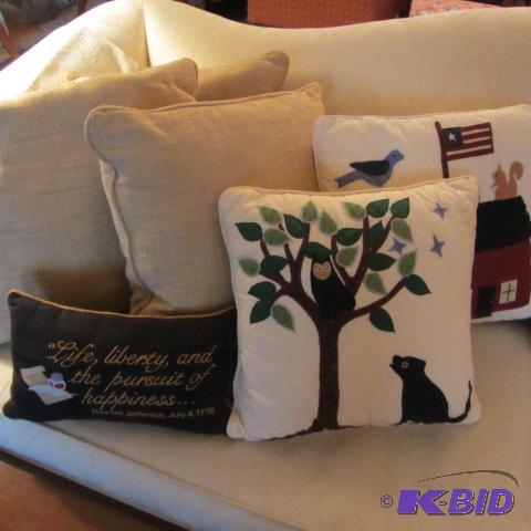 lot 295 image: Throw Pillows
