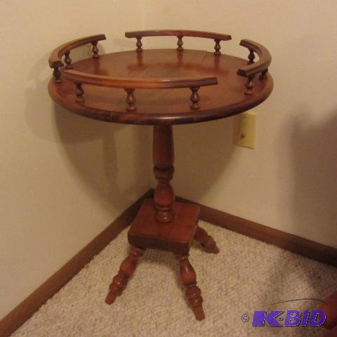 lot 406 image: Maple Pedestal Table