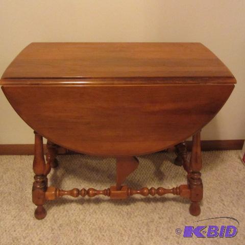lot 408 image: Drop-leaf End Table