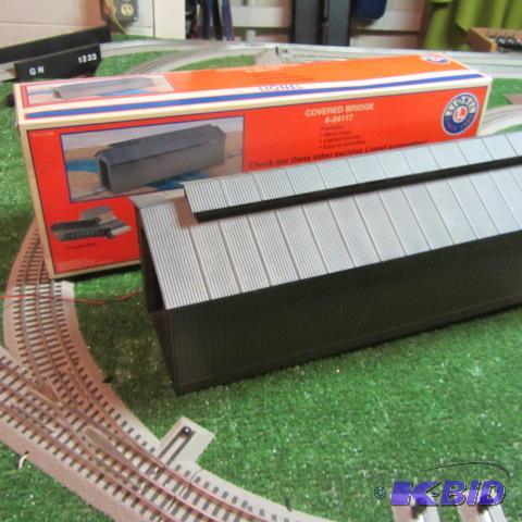 lot 524 image: Lionel Covered Bridge