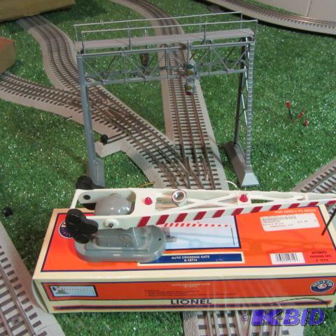 lot 529 image: Lionel Crossing Gate, Signal Tower