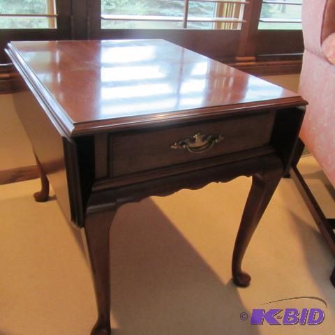 lot 7 image: Queen Anne Drop-leaf Table