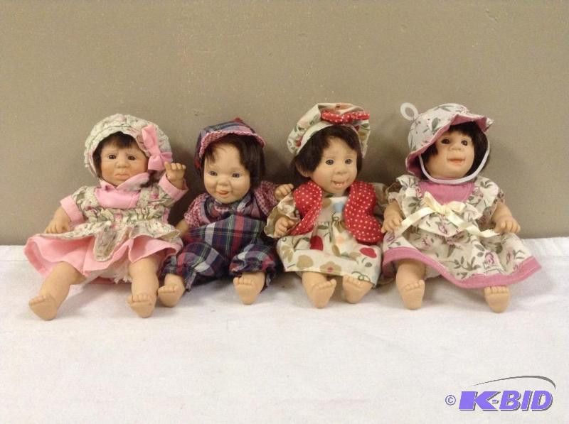 lot 27 image: 4 Gi-Go My Palm Pals Beanbag Dolls