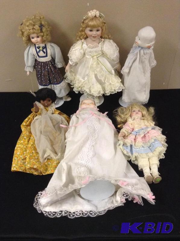 lot 32 image: Lot of Dolls
