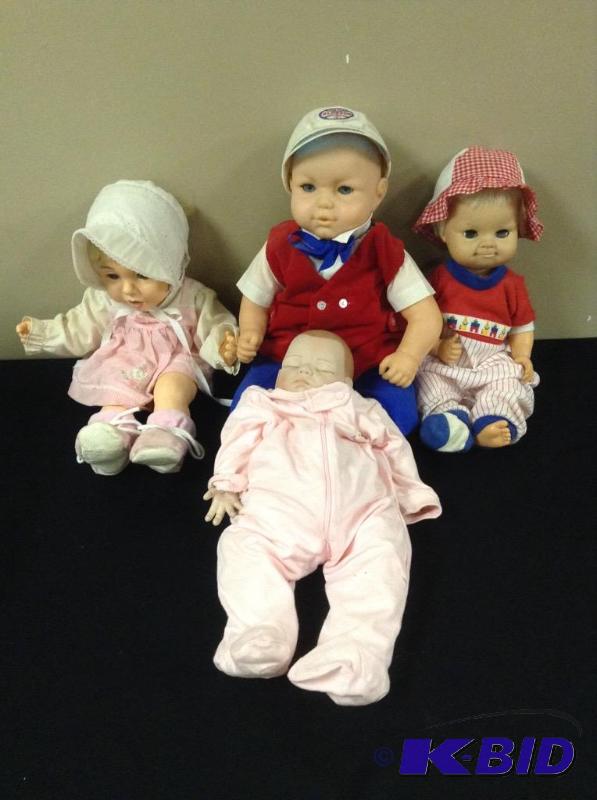 lot 42 image: 4 Baby Dolls