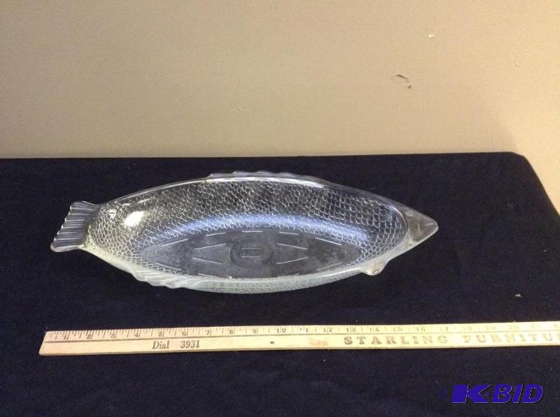 lot 76 image: Vintage Fish Casserole Dish & Basket