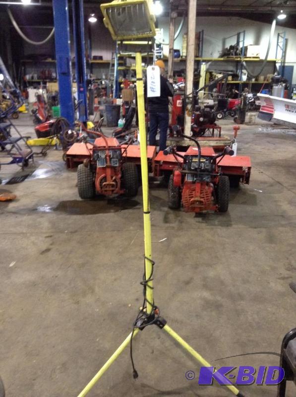 lot 102 image: Adjustable Shop Work Light with Extension Pole