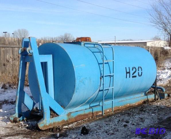 lot 128 image: Large Roll-Off Water Tank