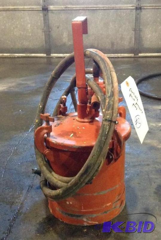 lot 2 image: Portable Paint Pressure Pot
