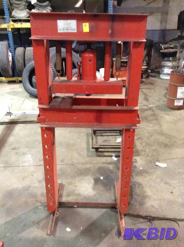 lot 46 image: 30 Ton Shop Press