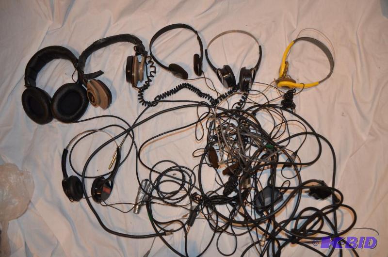 lot 158 image: 7 Head phones  - Audio-Technica ATH-M40,...