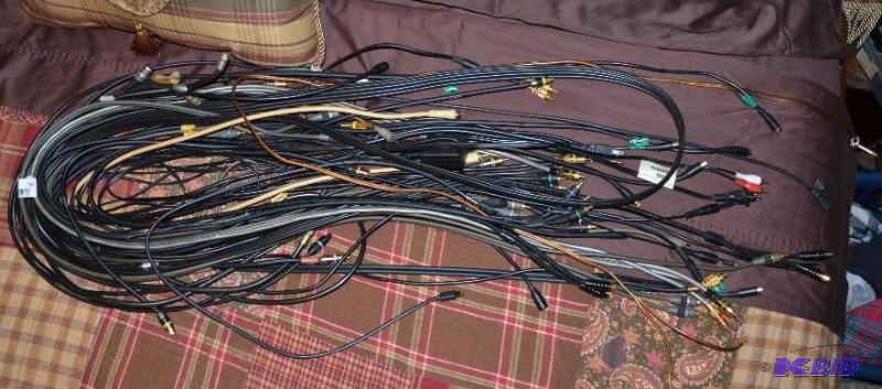 lot 184 image: Variety of audio cables...