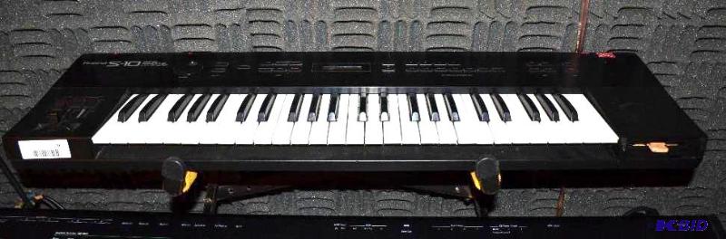 lot 36 image: Roland S-10 digital key board, power cord mis...
