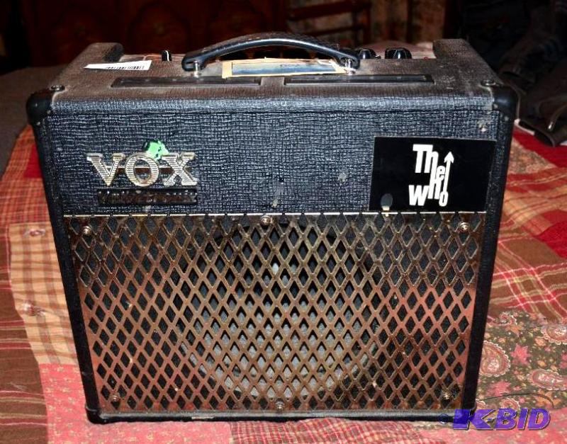 lot 7 image: VOX AD30VT guitar amp, powers  up tubes...