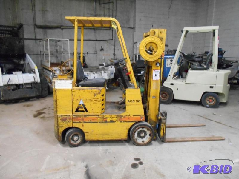 lot 14 image: Allis Chalmers 3000lb Forklift. LP Gas. NO RESERVE