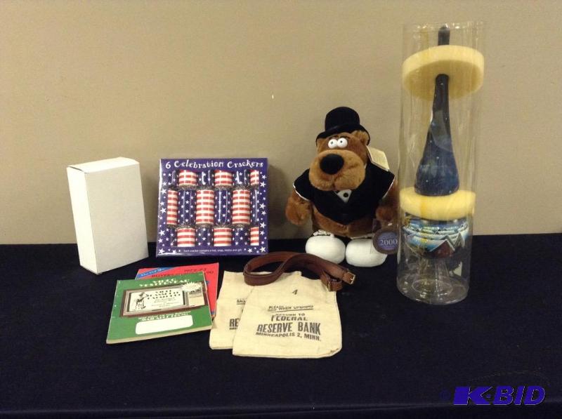 lot 125 image: Assortment Holiday and Collectibles