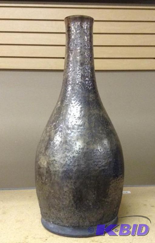 lot 21 image: Beautiful Large Raku Pottery Vase
