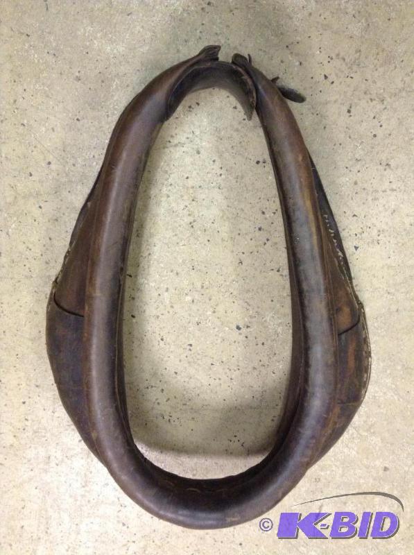 lot 23 image: Vintage Leather Horse Collar