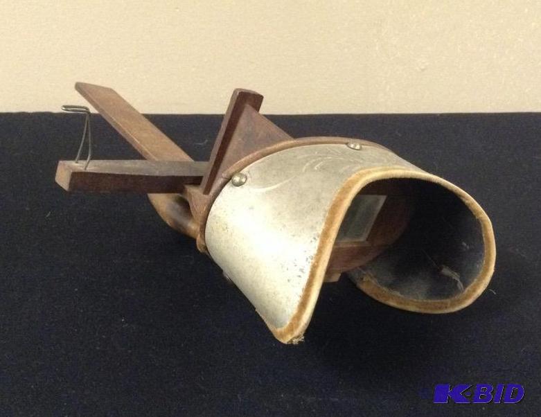 lot 7 image: Vintage Wood Stereoscope Viewer