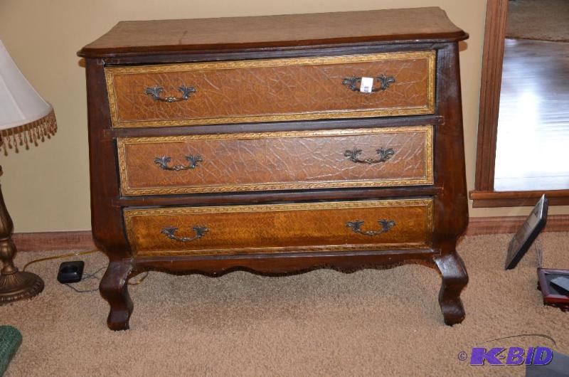 lot 119 image: Antique looking Wood dresser 3 drawers 17x36x...