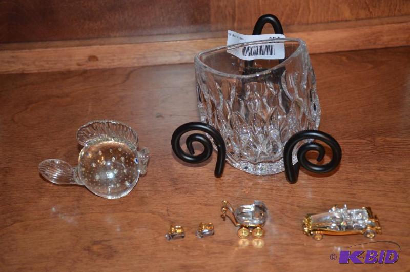 lot 154 image: Swarovski crystal glass - Car 2.5 inches tall...