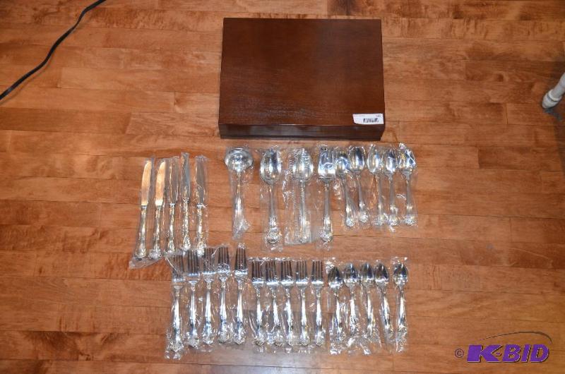 lot 160 image: Gorham flatware new in packaging and wooden d...