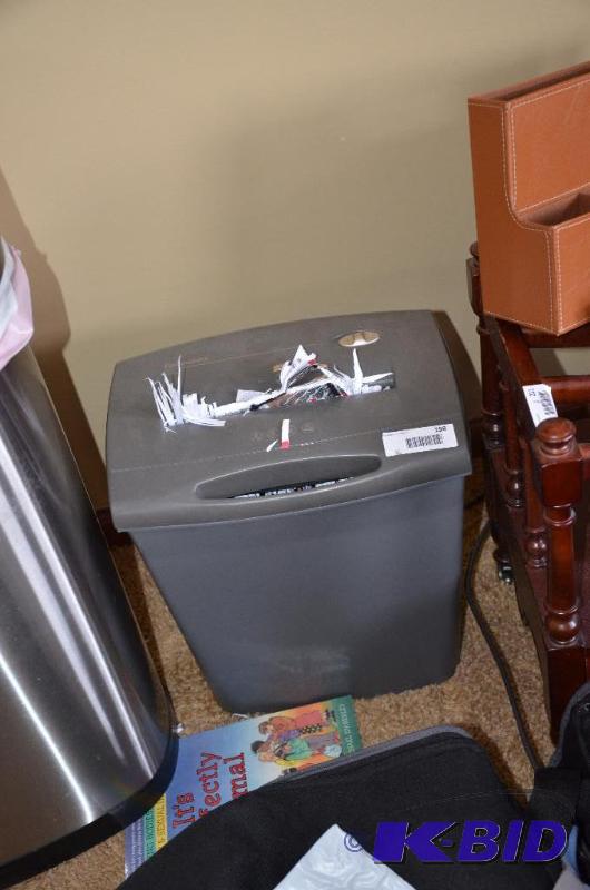 lot 198 image: Fellows P700-2 paper shredder...