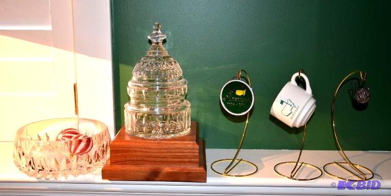 lot 27 image: Shelf of glass...