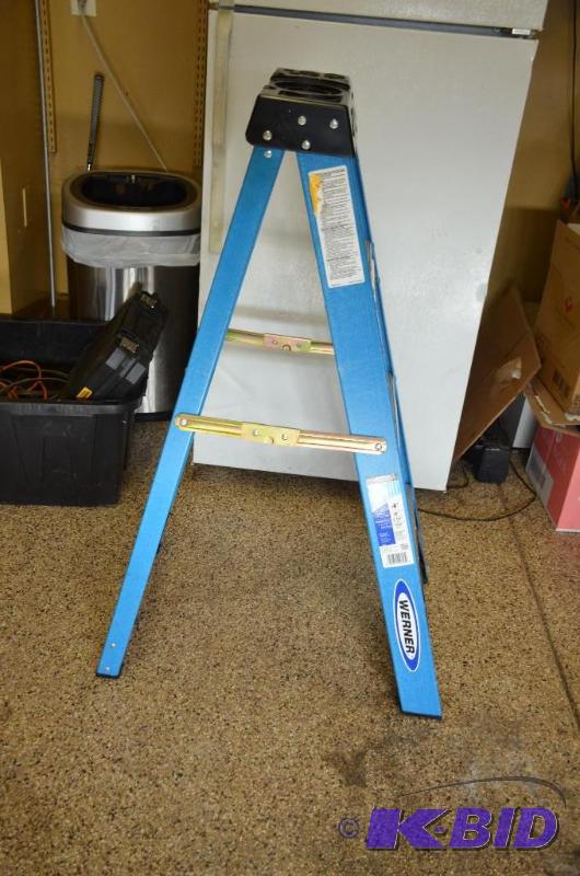 lot 314 image: Werner fiberglass step ladder 250 pounds, mod...