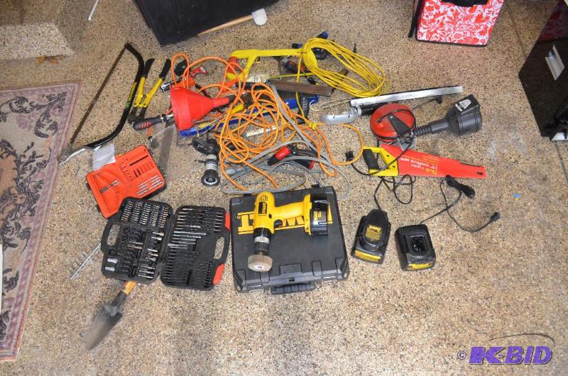 lot 325 image: DeWalt 18v cordless drill, batteries, charger...