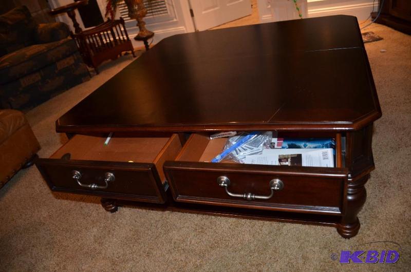 lot 44 image: Hooker Furniture Wood coffee table & cont...
