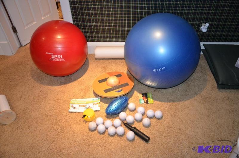lot 62 image: Exercise equipment - 2 gymnastic balls, smush...