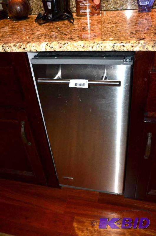 lot 7 image: General Electric Monogram Ice maker model ZD...
