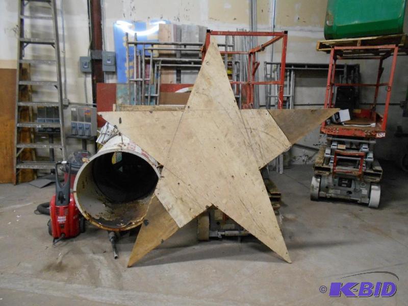 lot 16 image: Large Wooden Star. About 6 tall.