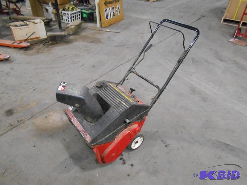 lot 19 image: MTD Snowblower. Electric Start