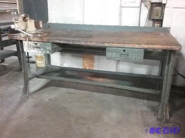 lot 26 image: Steel workbench with 4" Prentiss vise. 2...
