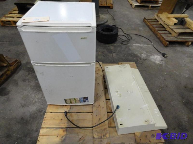lot 330 image: Kenmore Refrigerator with top freezer 18"...
