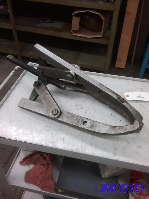 lot 423 image: 3-jaw puller, 16" jaws, 1" dia. X 1...