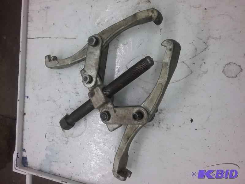 lot 424 image: 2-jaw puller, reversible jaws (flat and paw f...