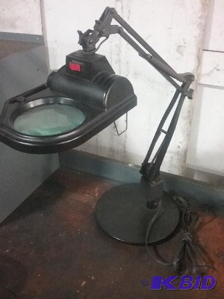 lot 48 image: Lighted magnifying glass on adjustable arm ba...