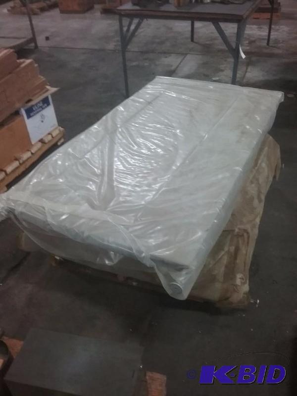 lot 549 image: Pallet of cubicle walls...