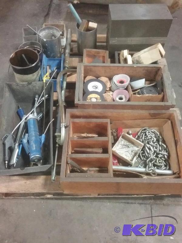 lot 550 image: Pallet of miscellaneous items air guns, barr...