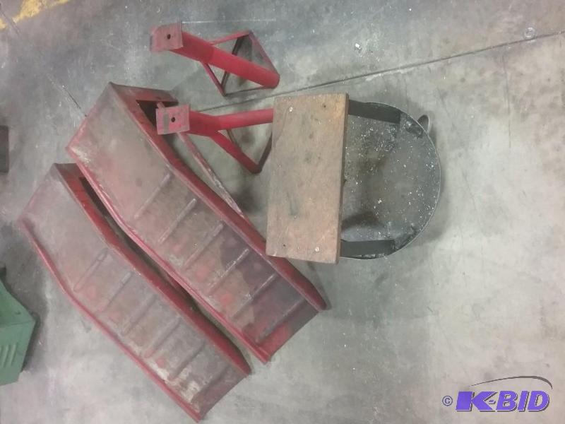 lot 592 image: Automotive shop equipment car ramps, (2) jac...